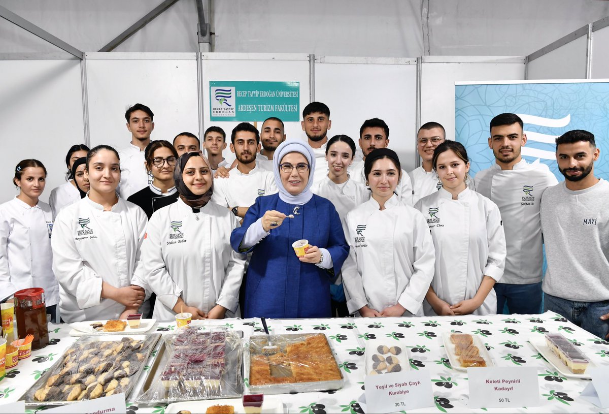 T.C. Cumhurbaşkanlığı (@tcbestepe) on Twitter photo Sayın Emine Erdoğan, 5. Rize Gastronomi Günleri’ne katıldı tccb.gov.tr/haberler/410/1… Sayın Emine Erdoğan, 5. Rize Gastronomi Günleri’ne katıldı tccb.gov.tr/haberler/410/1…