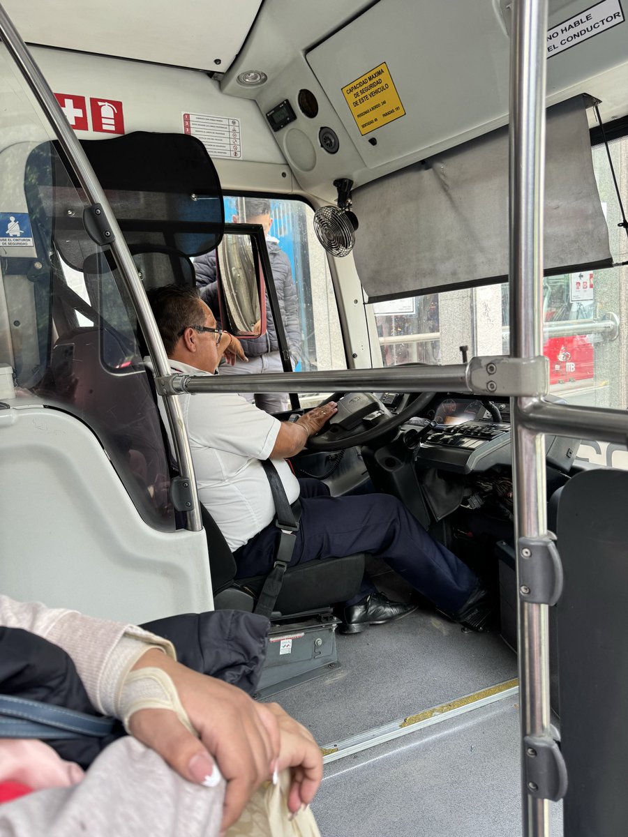katy1a's tweet photo. @MetrobusCDMX  Reporte de chofer de la unidad 1032 Línea 1, quien a las 11:30am a la altura de la estación Ciudad Universitaria y Dr. Gálvez intercaló insultos no verbales y ambos se estaban aventado y cerrándose el paso sobre insurgentes https://t.co/gvtlIVa2Mp
