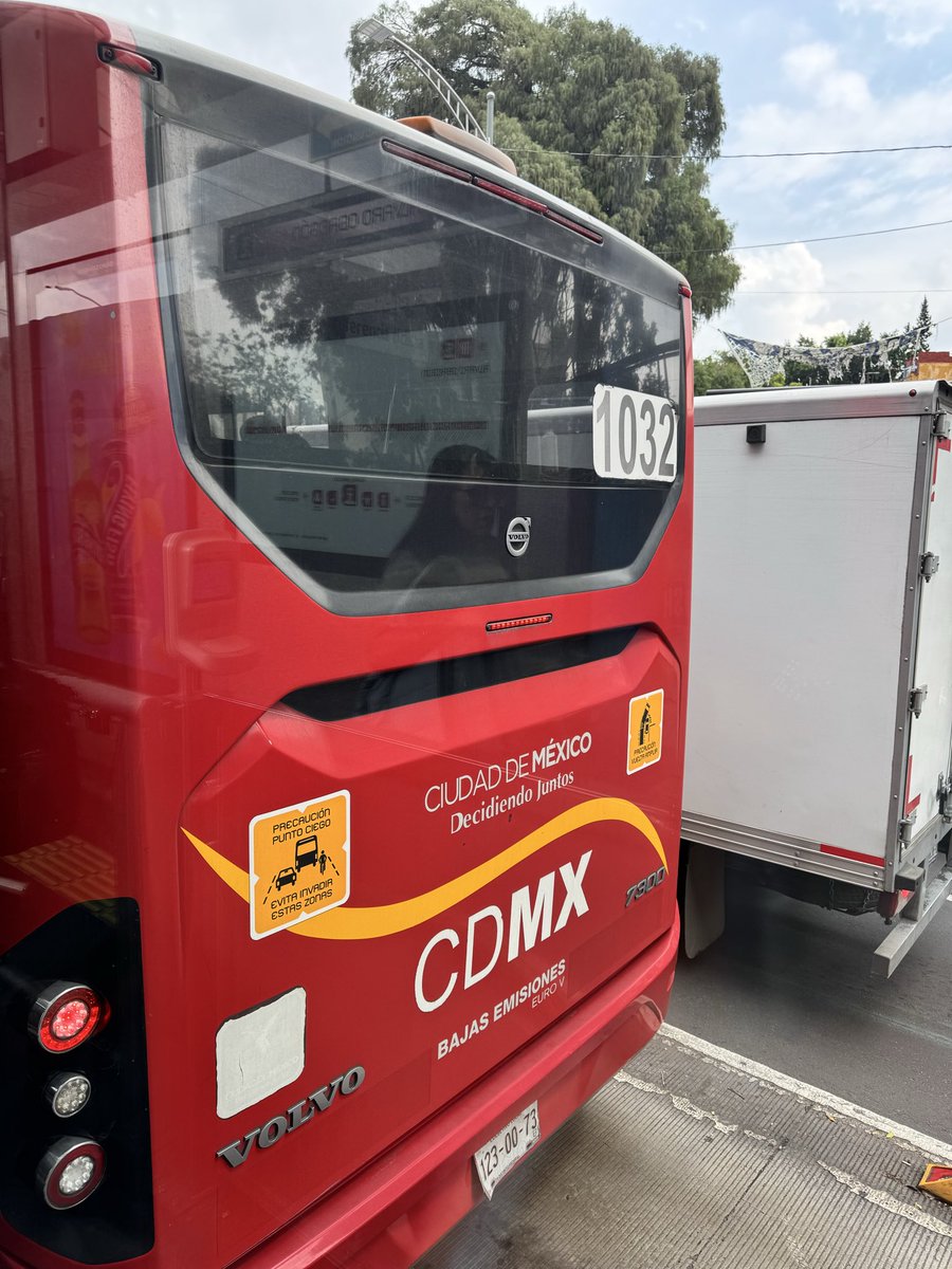 katy1a's tweet photo. @MetrobusCDMX  Reporte de chofer de la unidad 1032 Línea 1, quien a las 11:30am a la altura de la estación Ciudad Universitaria y Dr. Gálvez intercaló insultos no verbales y ambos se estaban aventado y cerrándose el paso sobre insurgentes https://t.co/gvtlIVa2Mp