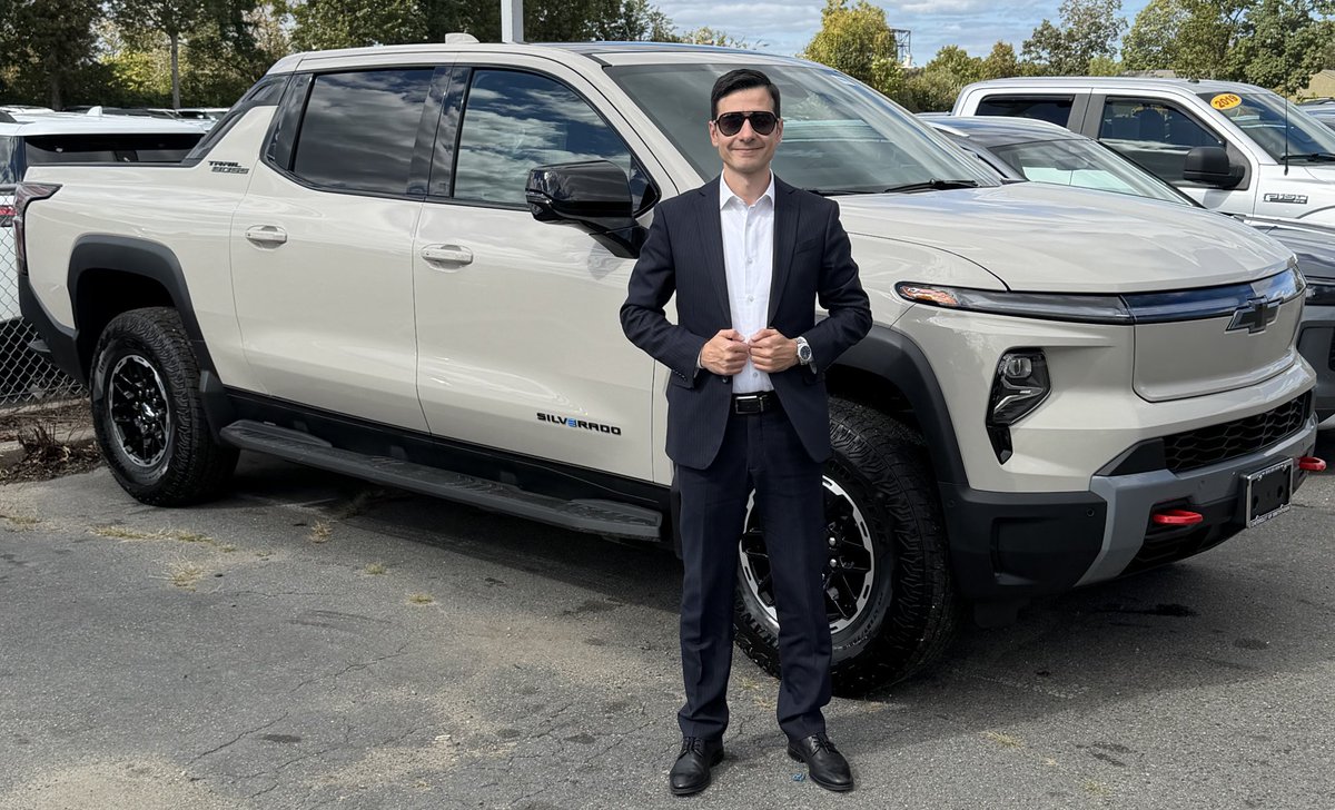 suleymau5's tweet photo. The Chevrolet Silverado EV Trail Boss is an off-road-ready electric pickup truck with 760 horsepower. #Chevrolet #Chevy #ChevyTrucks #GeneralMotors #NYC #NY #NYS #NewYork #LongIsland #Smithtown #TantilloAutoGroup https://t.co/M1at6ZYs2j