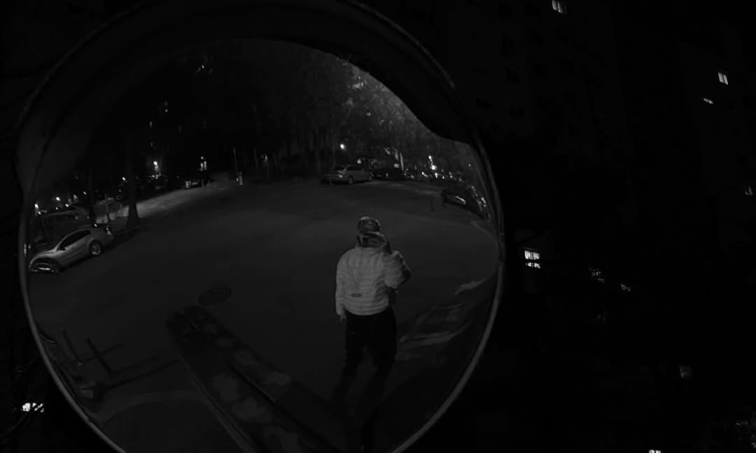 sangwon’s (writemyeyeswritemybook) post 250302

i go back and forth, finding peace in loneliness, yet feeling anxious when faced with happiness. i smile, but part of my heart feels cold. sometimes i even feel a strange sense of relief in sadness.

like how the lights flicker here