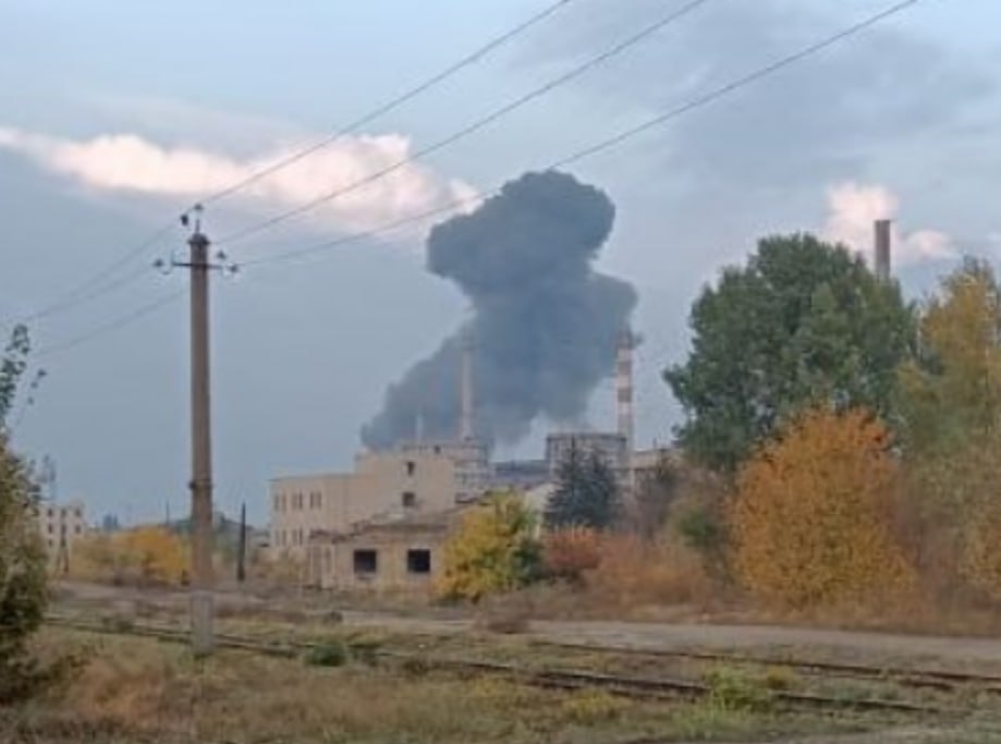 SU_57R's tweet image. 🇷🇺🇺🇦 Earlier this morning, Russia carried out some more airstrikes in Ukraine. 

1st Image- Multiple Geran drones struck a target in the city of Nizhyn, Chernihiv region. A fire is burning on site. 

2nd Image - Reportedly, multiple FABs struck the city of Kramatorsk. A large…