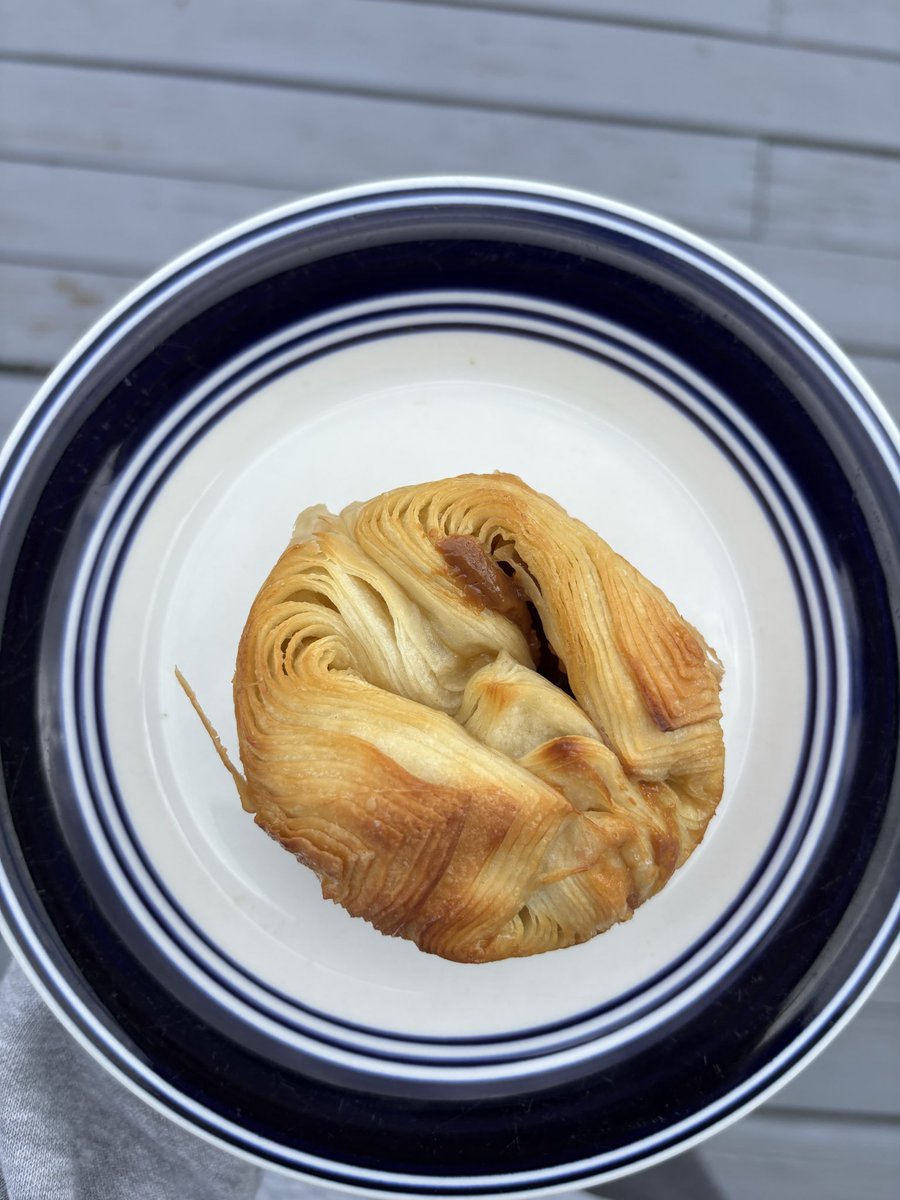 seriaIeater's tweet photo. dulce de leche kouign-amann https://t.co/Gin6vRSuIo