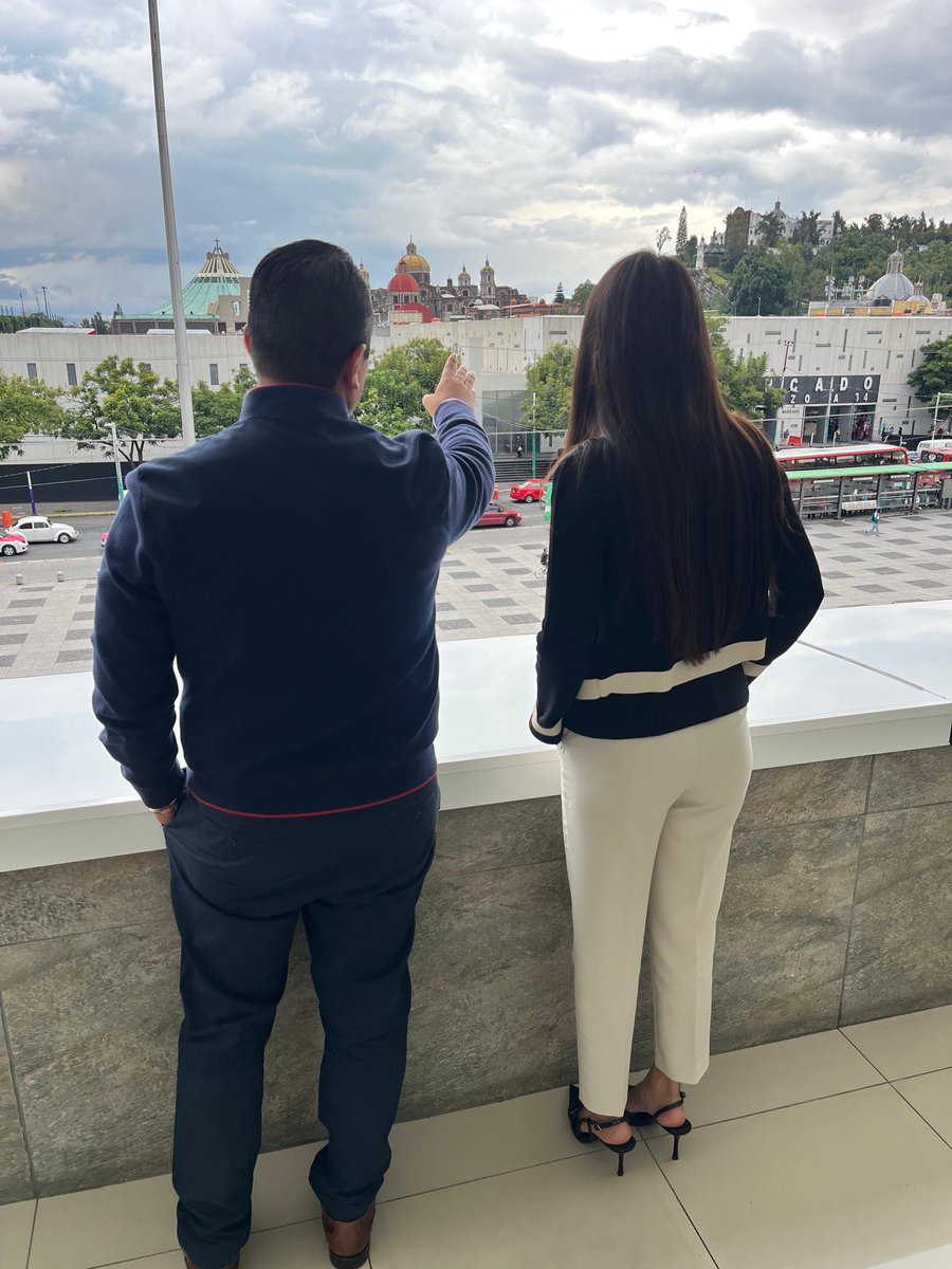 juncalssolano's tweet photo. Grato compartir experiencias de gobierno para seguir transformando a nuestros municipios en coordinación con la Presidenta Sheinbaum y la Jefa de Gobierno @ClaraBrugadaM. 

Gracias alcalde Janecarlo Lozano por recibirnos, la Gustavo A. Madero “late con fuerza”. 

@yancolozano https://t.co/JPmGBOFc3o
