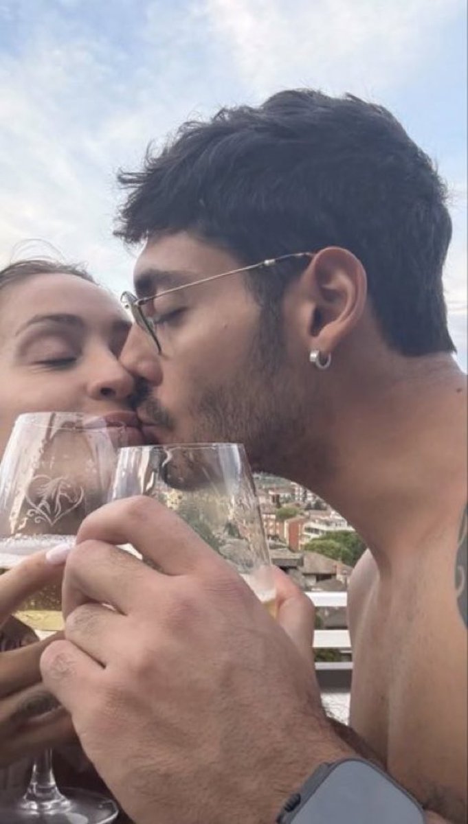 Questa foto rappresenta tutto ciò di cui avevano paura Javier ed Helena prima di uscire dal Gf, e che oggi invece è solo una splendida quotidianità.
“Fuori devi volere di più. C’è tanto ego..che prevalga questo…quello che c’è tra noi”♥️

Ed è esattamente ciò che sta accadendo✨
