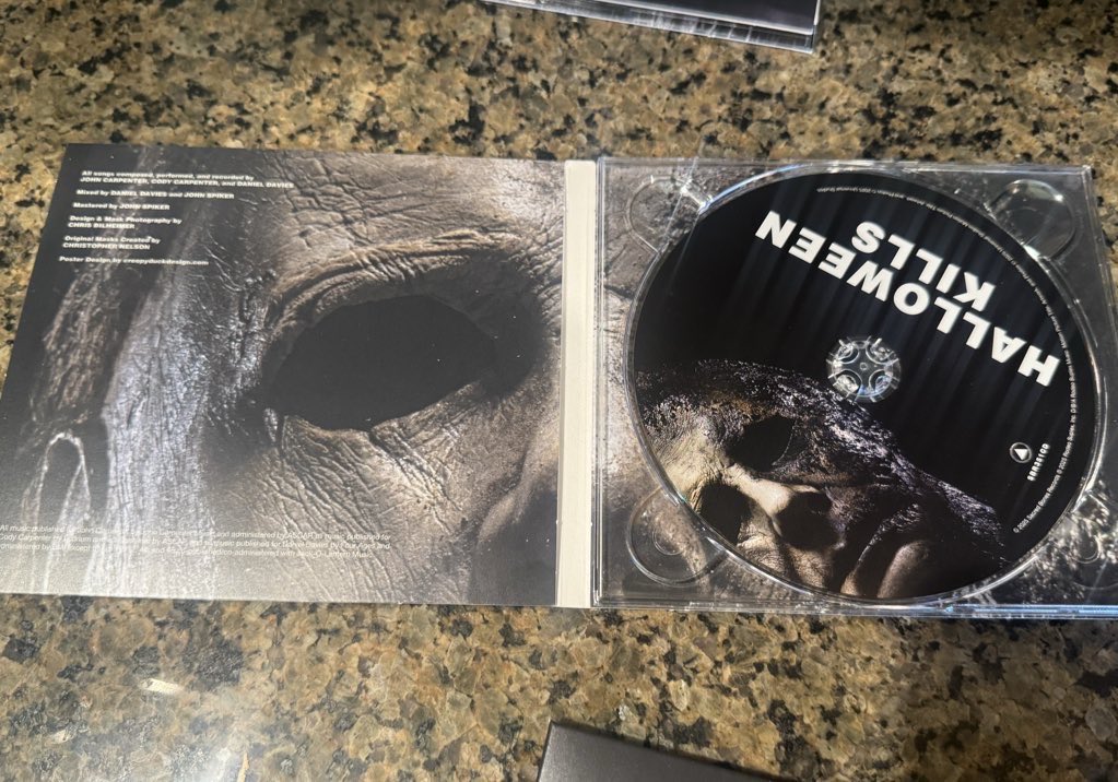 SourceHalloween's tweet image. My Halloween trilogy expanded soundtrack box set just came in and it’s beautiful!! 🔪