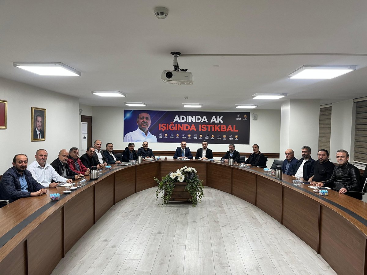 ImdatKamac's tweet photo. Mahalle Başkanlarımız ile ilçe başkanlığımızda bir araya geldik.
Türkiye Yüzyılı hedefleri doğrultusunda birlik ve beraberlik içinde çalışmalarımızı sürdürüyoruz. 💪🇹🇷

Daha güçlü bir Sultangazi, daha güçlü bir Türkiye için durmadan, yorulmadan çalışmaya devam!

#HerMahallesiyle 
#HerHikayesiyle Sultangazi 
#TürkiyeYüzyılı

@abdullahozdemir
@avadursun