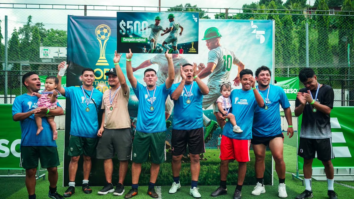 PublinewsGT's tweet image. ⚽ Copa Progreso 2025 🏆: Un torneo único que reúne a trabajadores de la construcción 👷🏻‍♂️ en partidos llenos de energía, pasión y compañerismo 💪

Lee la nota en: publinews.gt/business/2025/… 

#CementosProgreso #CopaProgreso2025 #PublinewsGT