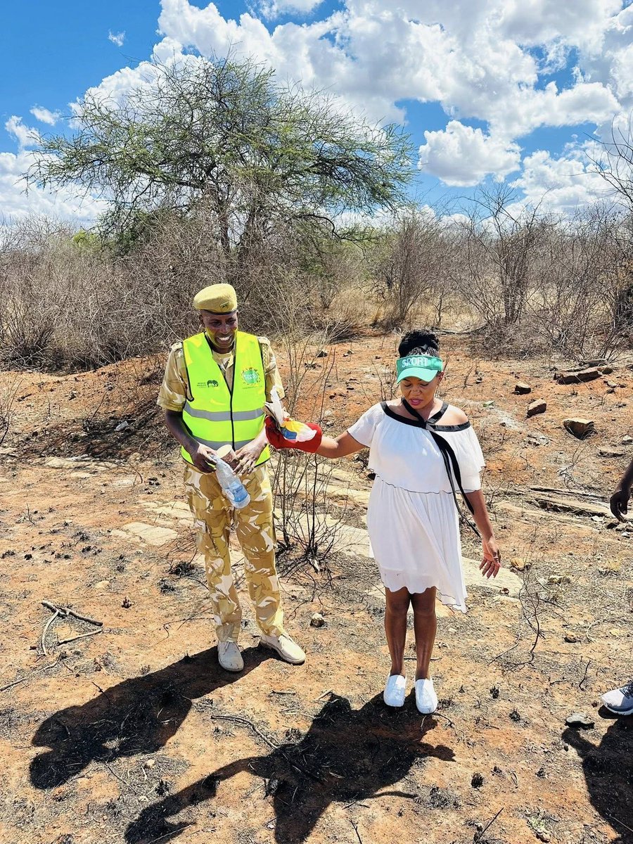 KibweziWW's tweet photo. Kibwezi Well Wishers joined Kyandulu Elites Youth Group in a tree planting exercise at Kiunduani. Later, with KWS officers in Voi, planted tree seedlings, collected and burnt plastic waste; a powerful display of unity and commitment to a cleaner, sustainable future. 🌿🌍 https://t.co/g2Ard3nNxZ
