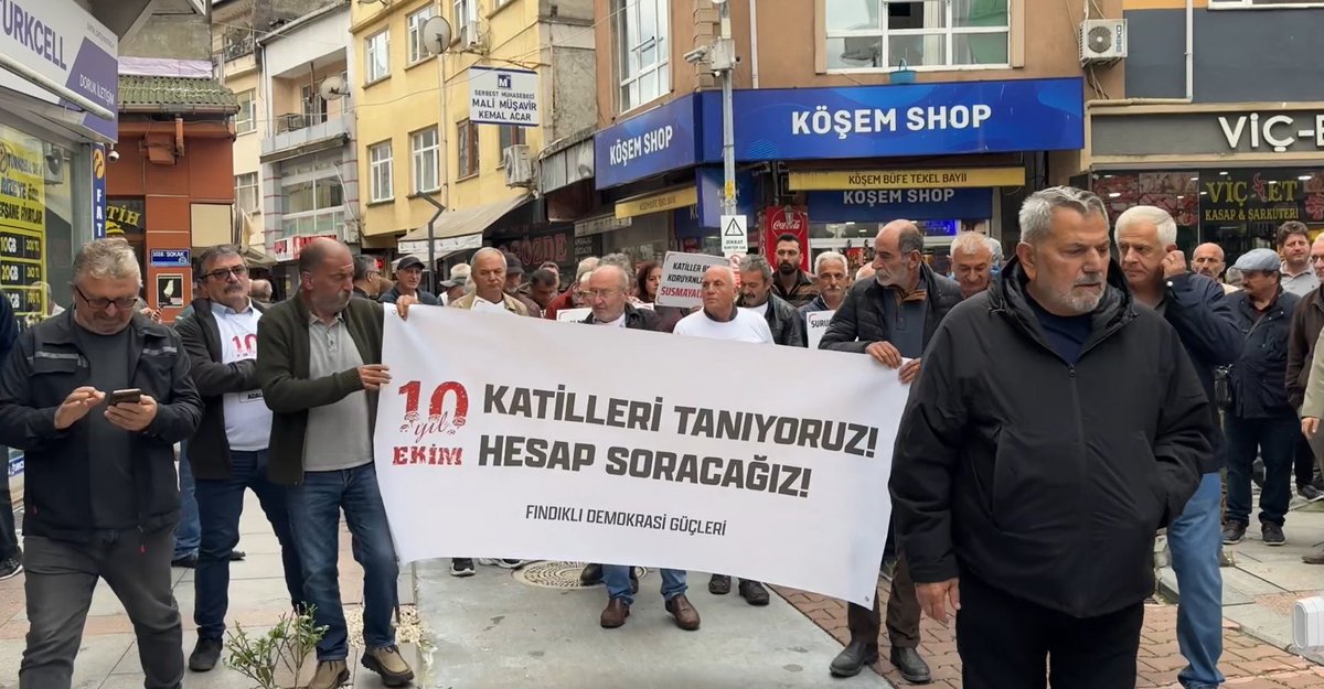 GKarafazli's tweet image. Fındıklılı Yurttaşlar, “Katil IŞİD İşbirlikçi AKP” Sloganlarıyla 10 Ekim Gar Katliamını Andı…. kuzeyteve.com/findiklili-yur… #anma #CERVATOĞLU #ENGELİ #fındıklı #gar katliam #işbirlikçi akp #ocaklı #polis #rize #tepki #Karadeniz