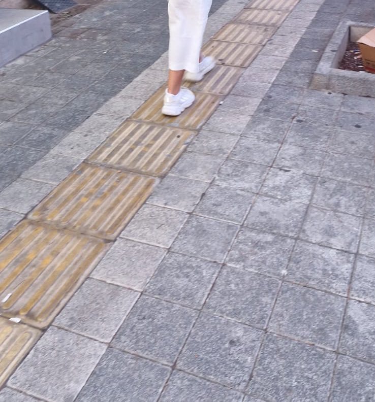 Hiçbir şeyi geri almayı bekleme,
yaptıkların için takdir edilmeyi bekleme,
ne kadar zeki olduğunun keşfedilmesini bekleme. .

Daireyi tamamla.
Kapıyı kapat, plağı değiştir, evi temizle, tozdan kurtul.
Geçmişte olduğun kişiyi bırak ve şu anda kimsen o ol.

Paulo Coelho