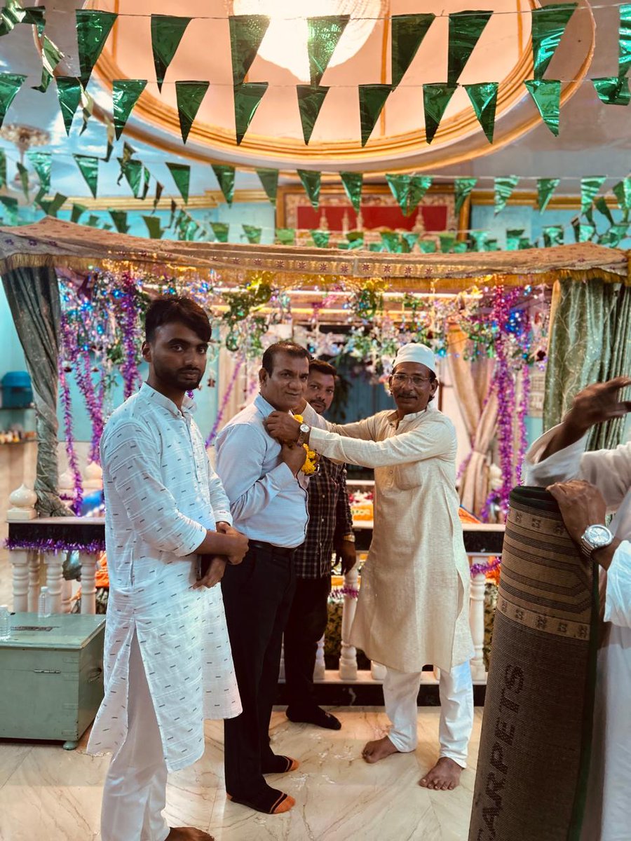 Hareshs007's tweet photo. आज वांद्रे येथील 
हजरत जाफर शाह मस्तान बाबा दर्गा येथे ग्यारवी शरीफ निआज करिता आमंत्रित करण्यात आले होते 
येथे हजर राहून बाबांचं दर्शन घेतले.
सोबत शिवसैनिक नरेंद्र नाना कदम हे देखील उपस्थित होते. https://t.co/cYPyXJryyy