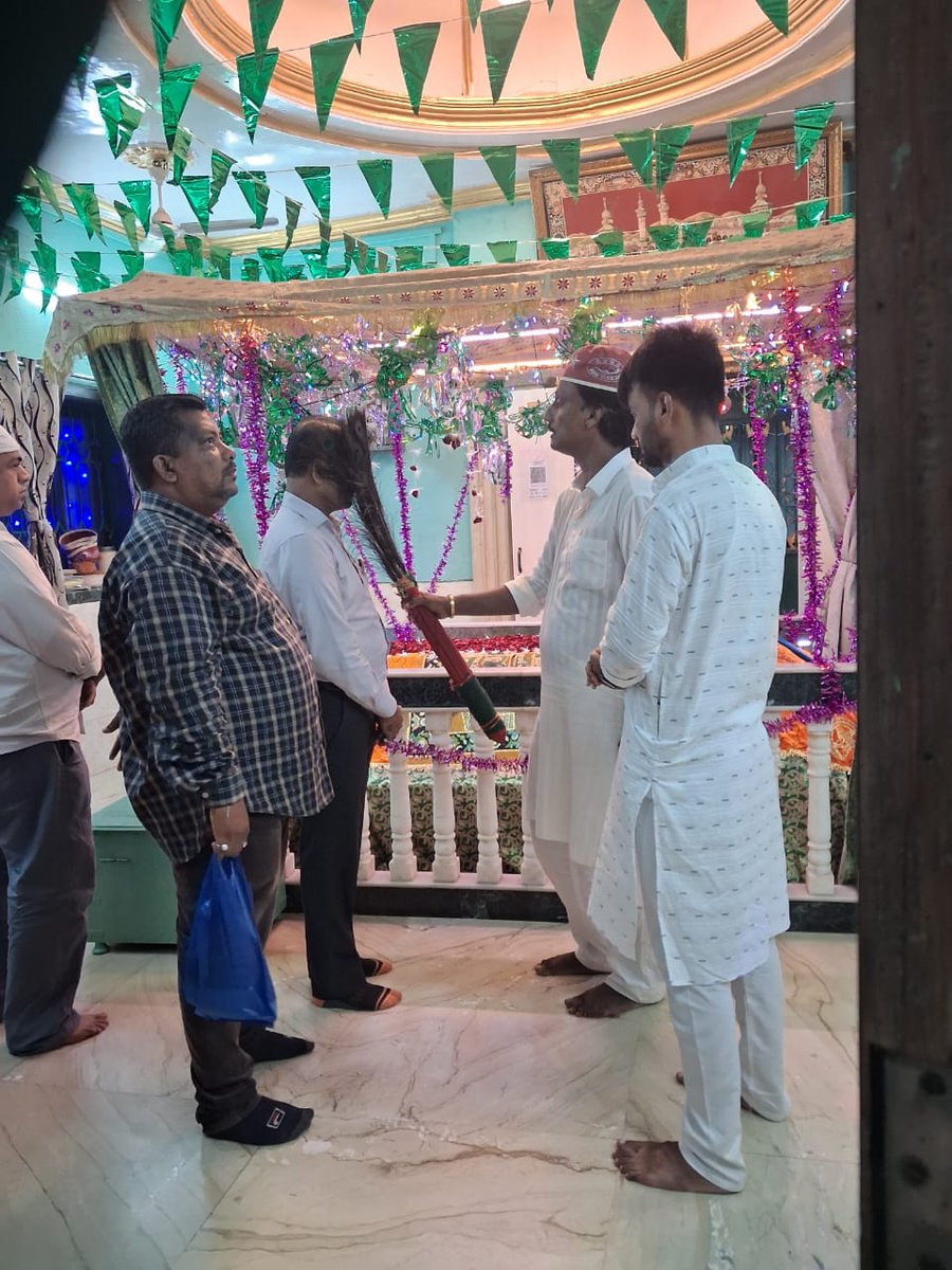 Hareshs007's tweet photo. आज वांद्रे येथील 
हजरत जाफर शाह मस्तान बाबा दर्गा येथे ग्यारवी शरीफ निआज करिता आमंत्रित करण्यात आले होते 
येथे हजर राहून बाबांचं दर्शन घेतले.
सोबत शिवसैनिक नरेंद्र नाना कदम हे देखील उपस्थित होते. https://t.co/cYPyXJryyy