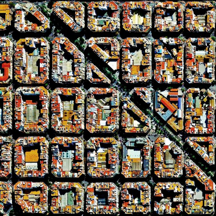 L’any 1865 es va produir l’enderrocament de la muralla medieval que havia envoltat València durant cinc segles, alhora que començà l’expansió urbanística de la ciutat extramurs, l’anomenat Eixample. Ací podeu veure com va ser, pas a pas:
actualidadvalencia.com/passejantvalen…