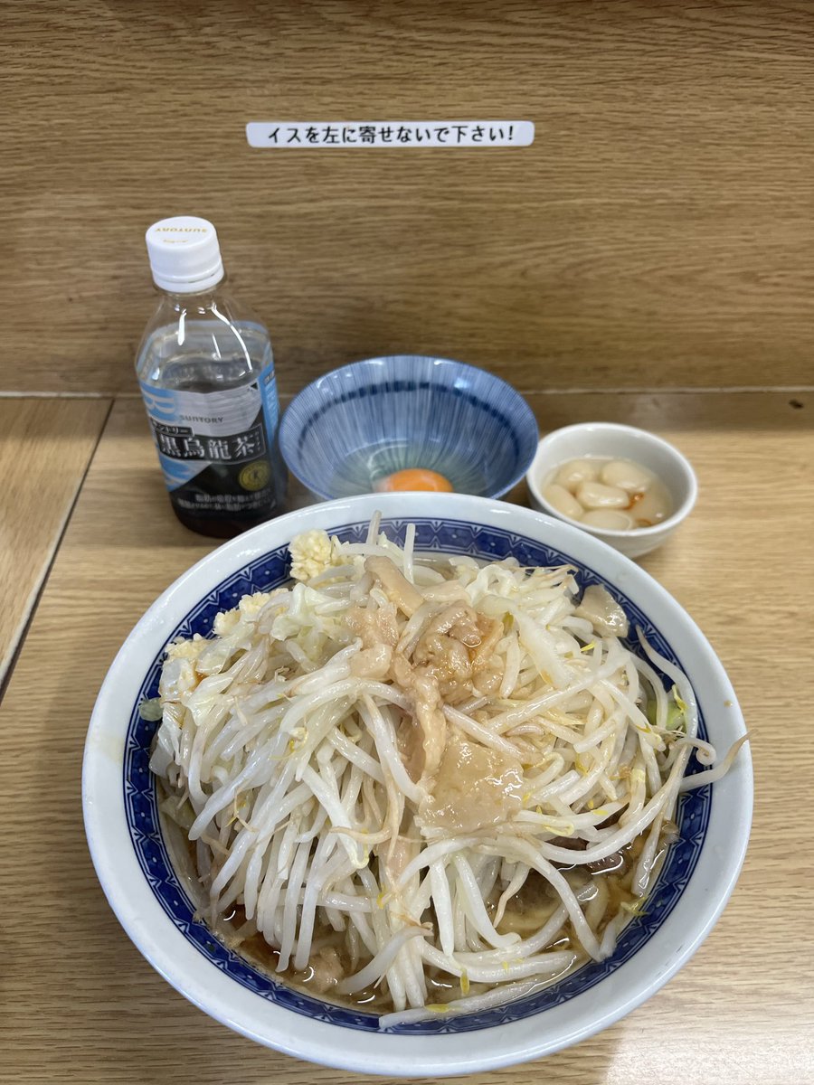 PunksJun's tweet photo. 久々のミブジ
10時50分
セカロでもしゃーない
思てたら　まさかの5人目！
沁みました♪
らっきょう必須です。
小ライス毎回頼みたいけど
オジには無理です。
美味しゆぅござ���ました。
BGM パンク系でテンション爆上がり！

#ラーメン二郎　＃二郎栃木
#小ラーメン　#黒ウーロン茶 https://t.co/cr1F9y7vyN