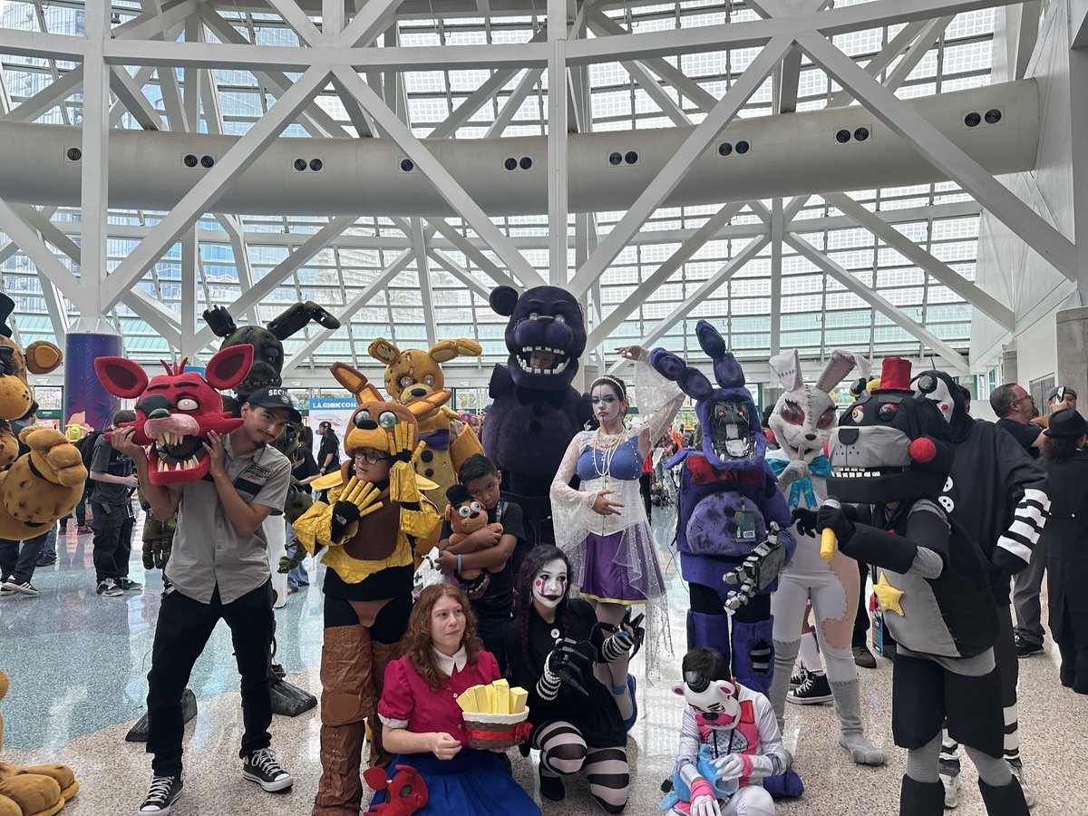 Some pictures from <a href="/comicconla/">Los Angeles Comic Con</a> it was SO COOL to meet a lot of you other FNAF nerds, oh and for people wondering, he's 7ft tall #fnaf #fnafcosplay #FNAFMOVIE #fnaf2 #cosplay