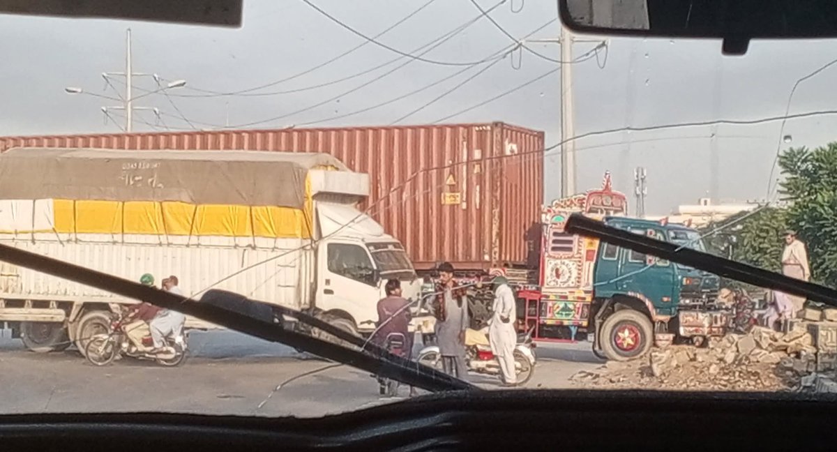 chachaSheeda's tweet photo. Dhere dhere islamabad banta ja rha hun
Bat bat py block hojata hun 🙂 👍 🙂 https://t.co/T0flJ7AC0w