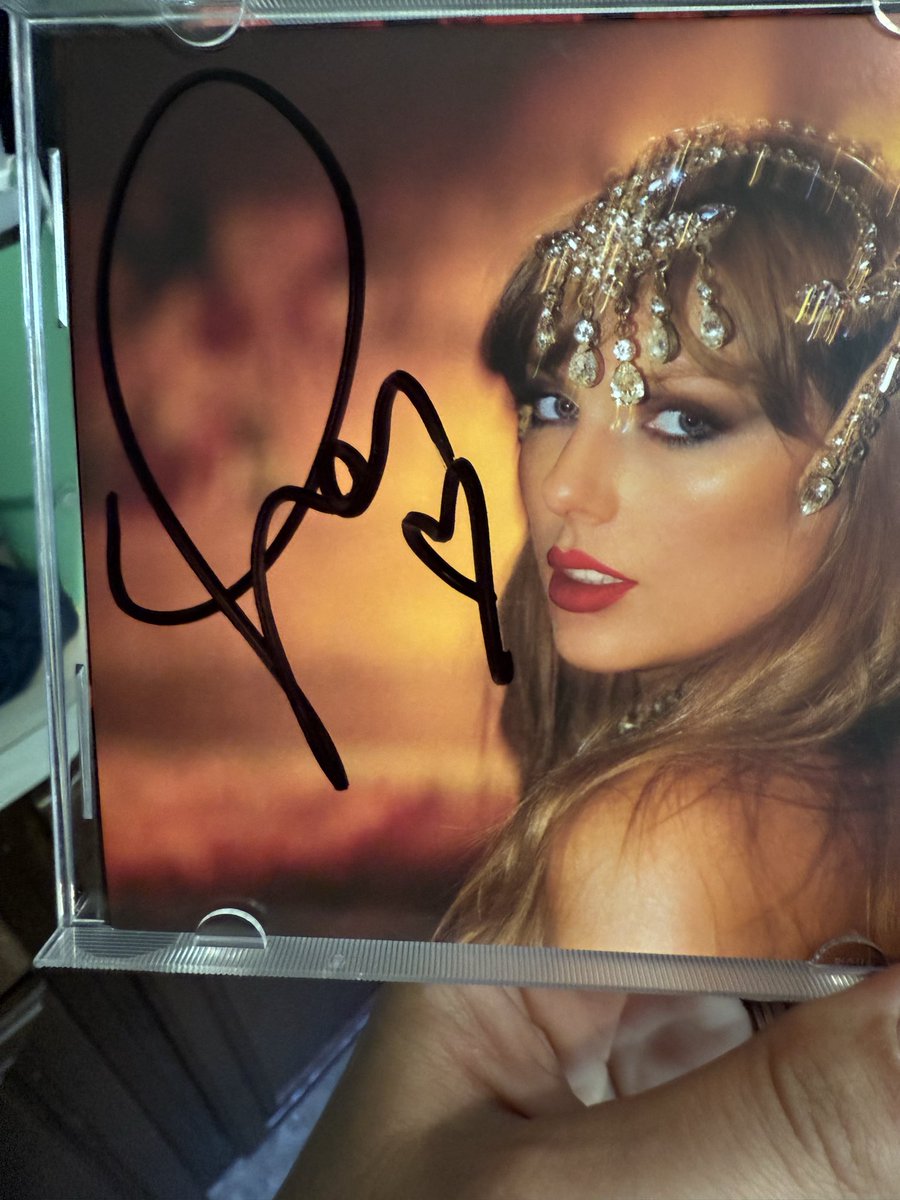Kelbe114's tweet photo. Got my replacement signed CDs and they’re perfect 😍 @taylornation13 @taylorswift13 https://t.co/Q57TWsPDUA