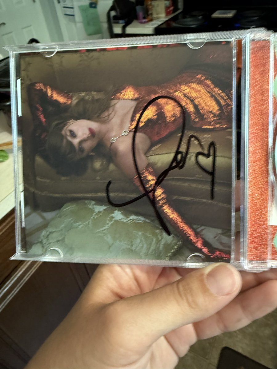Kelbe114's tweet photo. Got my replacement signed CDs and they’re perfect 😍 @taylornation13 @taylorswift13 https://t.co/Q57TWsPDUA
