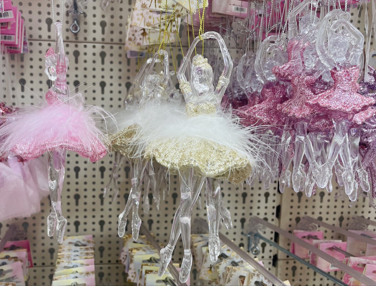 AliceChaterPR's tweet photo. it’s been a while swans 🦢 going through some things but I saw those figures in a shop today and thought of our princess Alice Chater and all of us 🤍 hope all of you are fine ! https://t.co/w036MzXkL0