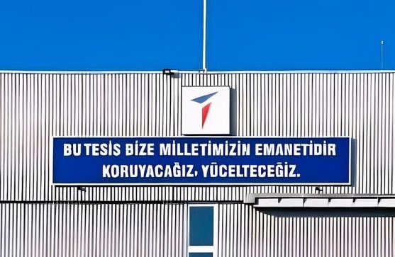 TUSAŞ saldırısında 3 çalışan sığınaklara gitmek yerine HÜRJET’in üzerini brandayla örtmeye çalışmıştı.

HÜRJET’in bugün 300. uçuş testini gerçekleştirmesi, uçağı ve test ilerleyişini korumak için gösterilen cesaret açısından çok anlamlı.

Kahraman şehitlerimizi saygıyla anıyoruz.