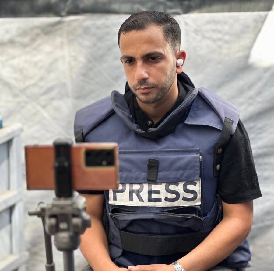 أنس.. زارني في المنام قبل 3 ليالي.. كان مُسرعا يحاول إنهاء اختبارات في المشفى.. وكنت معه أحاول مساعدته في إنجازها .. لا أعلم الربط بينهم ولم أبحث عن تفسير..

استيقظت صباحا وكل ما أسعدني هو رؤيته.. وذاكرتي القوية بتفاصيل الحلم وأنا الذي ينسى كل أحلامه في الصباح.. وفي مساء ذاك