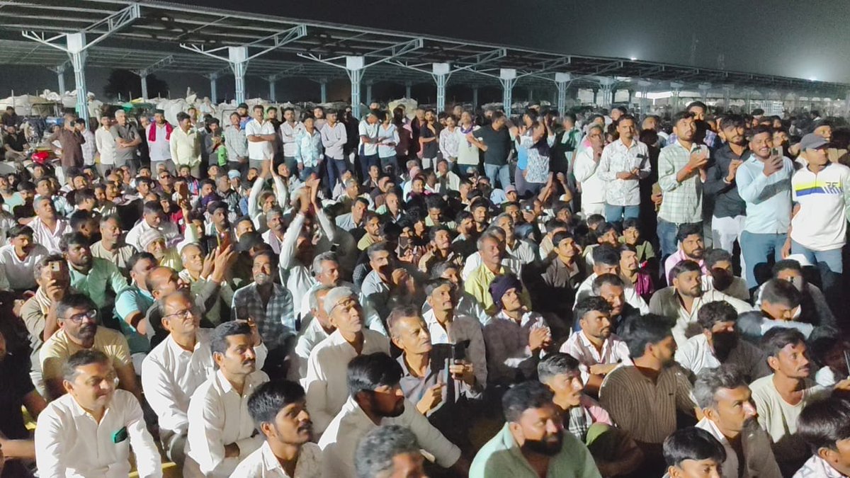 ipathak25's tweet image. तस्वीर रात के 12 बजे ✊
गुजरात में कपास किसानों के साथ हो रहे अन्याय के खिलाफ बोटाद यार्ड में AAP नेता और अरविंद केजरीवाल जी के सिपाही राजूभाई करपड़ा जी के नेतृत्व में हज़ारों किसान बैठे हुए हैं ।
जब तक किसानों को उनका हक़ नहीं मिलेगा, यह आंदोलन रुकेगा नहीं।