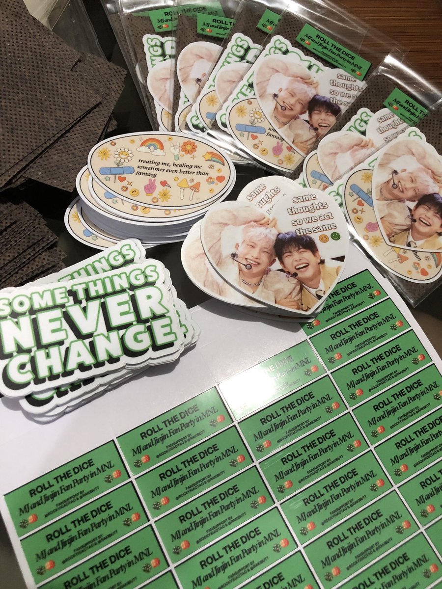 rockyxiaotao's tweet photo. ROLL THE DICE MANILA 🎲
fansupport by @rockyxiaotao &amp; @rakibutt 

Stickers &amp; ginger patches 💚🧡

Marami to kaya sana maubos 😆
See you tomorrow!!!!

#RollTheDiceinManila 
#MJ #JINJIN https://t.co/D7lz3Hb6yO