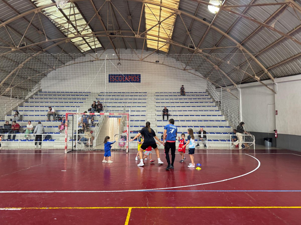 👉 Esta tarde, algunas de nuestras jugadoras y parte del cuerpo técnico han compartido entrenamiento con nuestro filial y los equipos base <a href="/BmCalasancio/">BALONMANO CALASANCIO ESCOLAPIOS</a>

 💛💚🤾‍♀️ ¡Una gran experiencia, de muchas, para seguir creciendo juntos!

#SienteSporting💛💚
#BalonmanoRiojano