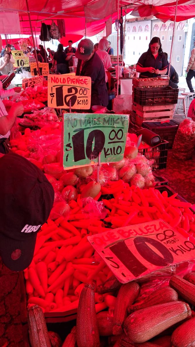 Katsuragui's tweet image. Pues les cuento que ando de señora de la casa en el mercadito sobre ruedas de acá de Satélite y por mas que le busco, no encuentro las uvas a $200 el cuarto ni los 3 mangos en $180 pesos,la fresa la conseguí en $40 el kg, lo demás, véanlo uds mismos.
y no,no son de baja calidad.