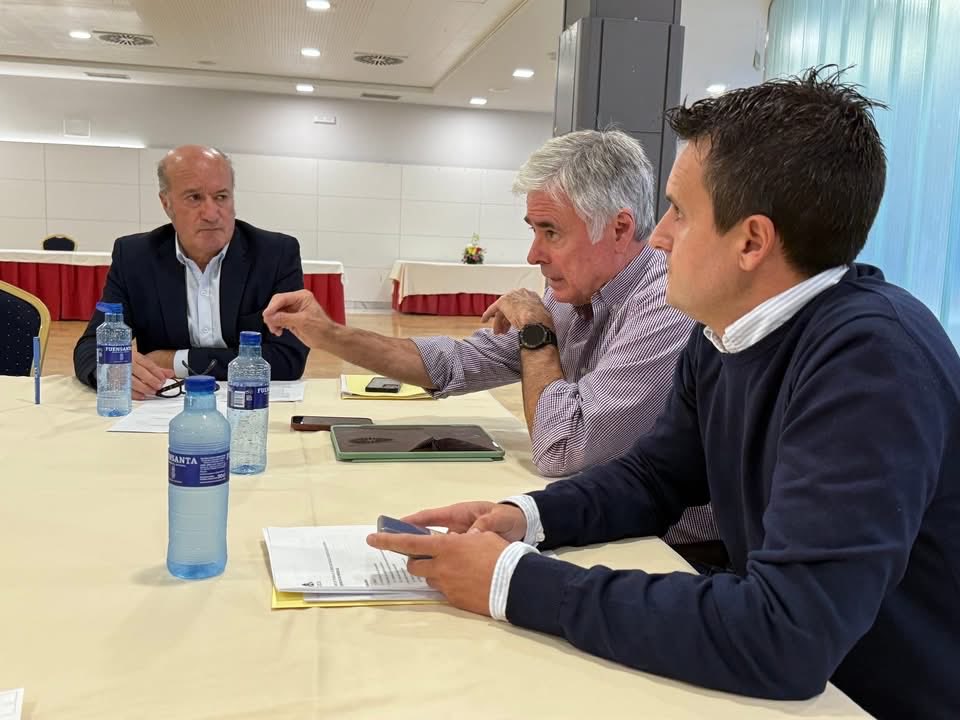 PacoCastanares's tweet image. La reunión con los grupos parlamentarios del Principado de Asturias a la que asistieron los máximos dirigentes de la Unión de Campesinos Asturianos, dos representantes del PSOE, dos del PP, una de Izquierda Unida y otro de Vox.

Coincidencia plena en los cambios que hay que…