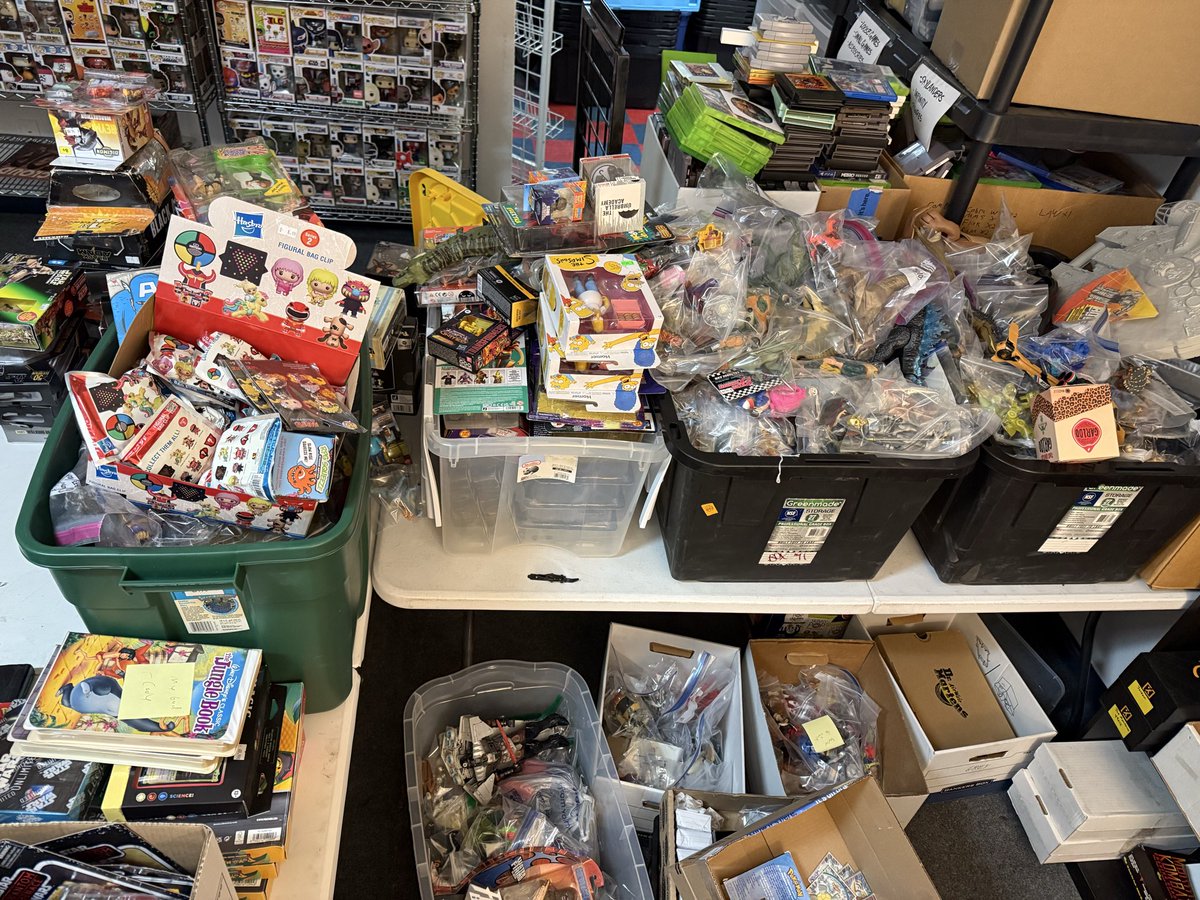 RetroExchangeAZ's tweet photo. Insane Whatnot marathon! Let’s go until my room is empty or I’m dead…https://t.co/CfzlKsl9aD https://t.co/7RRApPDVNn