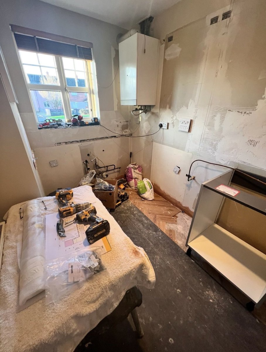 SimonHandyman's tweet photo. Kitchen glow-up! 🔨✨
I installed this Wren kitchen in Rugeley — before &amp; after shots speak for themselves. #HomeUpgrade #Rugeley #KitchenInspo #Cannock #Burntwood #Stafford #Hednesford #Handyman https://t.co/kzZYHUBA0q