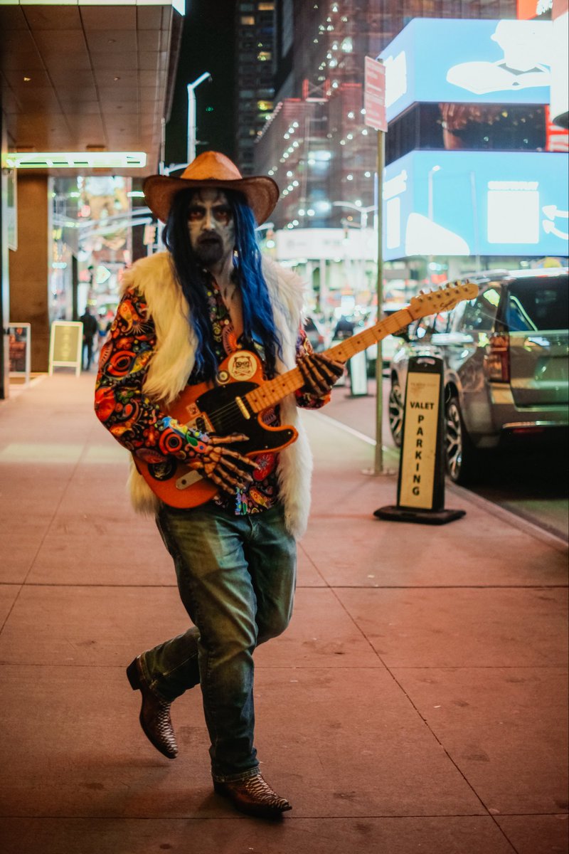 I get up just to get down.

#newyorkstreets #spacecowboy #indiemusic #NewYorkCity #funkytown