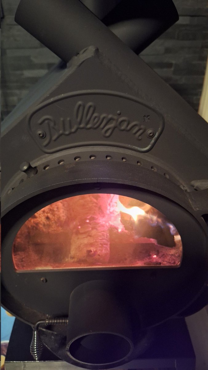 Die Heizsaison ist eröffnet 🙂🙂🙂 Morgen früh wird Holz gesägt und der Winter kann kommen 👍 #holzofen