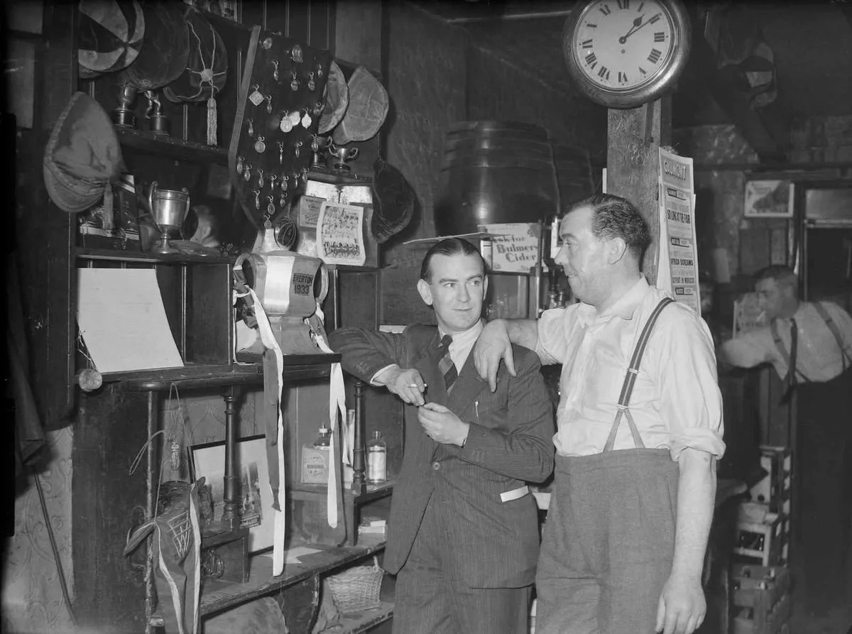 GBbooze's tweet image. #Landlords 🍻#EFC 
Former #Everton footballer Bill &apos;Dixie&apos; Dean seen here behind the bar of The Dublin Packet in #Chester