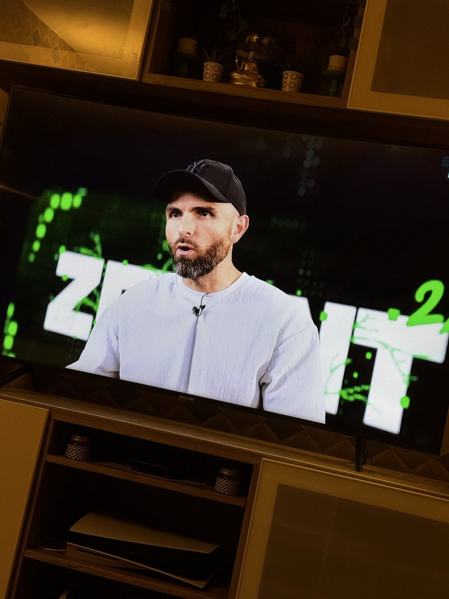 CddrkBlmslng's tweet image. J’adore (vraiment) ses vidéos, parce que y’a des chiens 🥰
Mais c’est le frère de @RSsecurityX ou bien ?