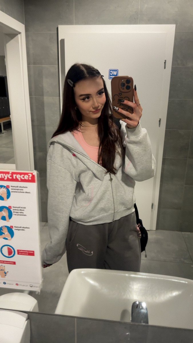 𝐌𝐞𝐥𝐚𝐏𝐮𝐬𝐭𝐞𝐥𝐧𝐢𝐤 tweet media