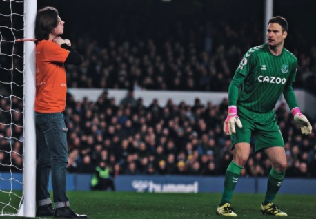 GoodisonHistory's tweet image. Asmir Begovic gets a shock as Just Stop Oil protester Louis McKechnie ties himself to the Gwladys Street goalpost at Goodison Park during Everton&apos;s Premier League clash with Newcastle United in March 2022 🔵⚽️

The delay led to the Toffees scoring a crucial 99th-minute winner.