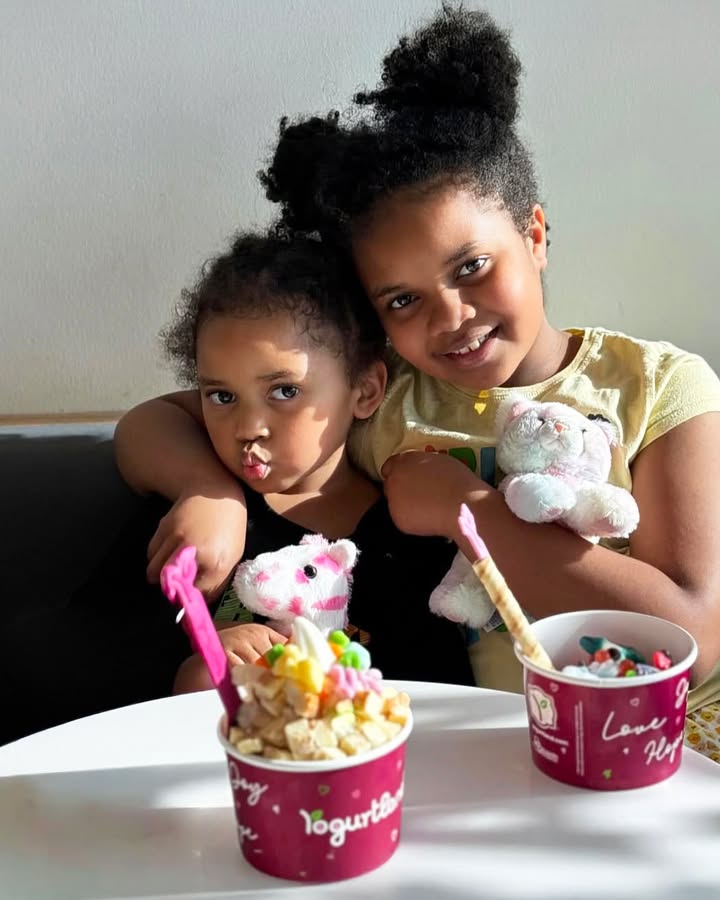 Yogurtland was made for sharing sweet moments like these. 🫶 #sweet