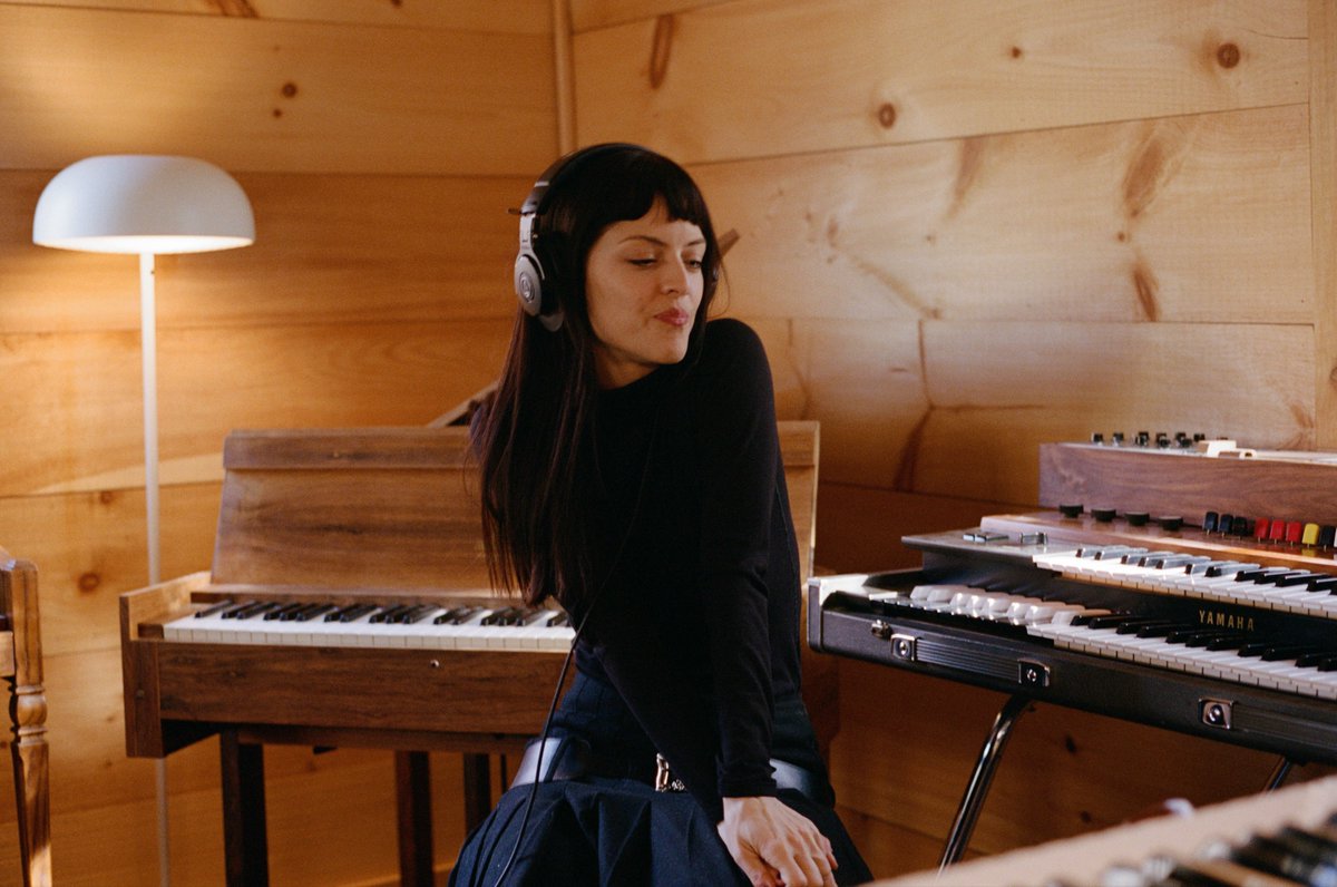THEMARIASUPDATE's tweet image. Maria making ‘Melt’ her first solo album.