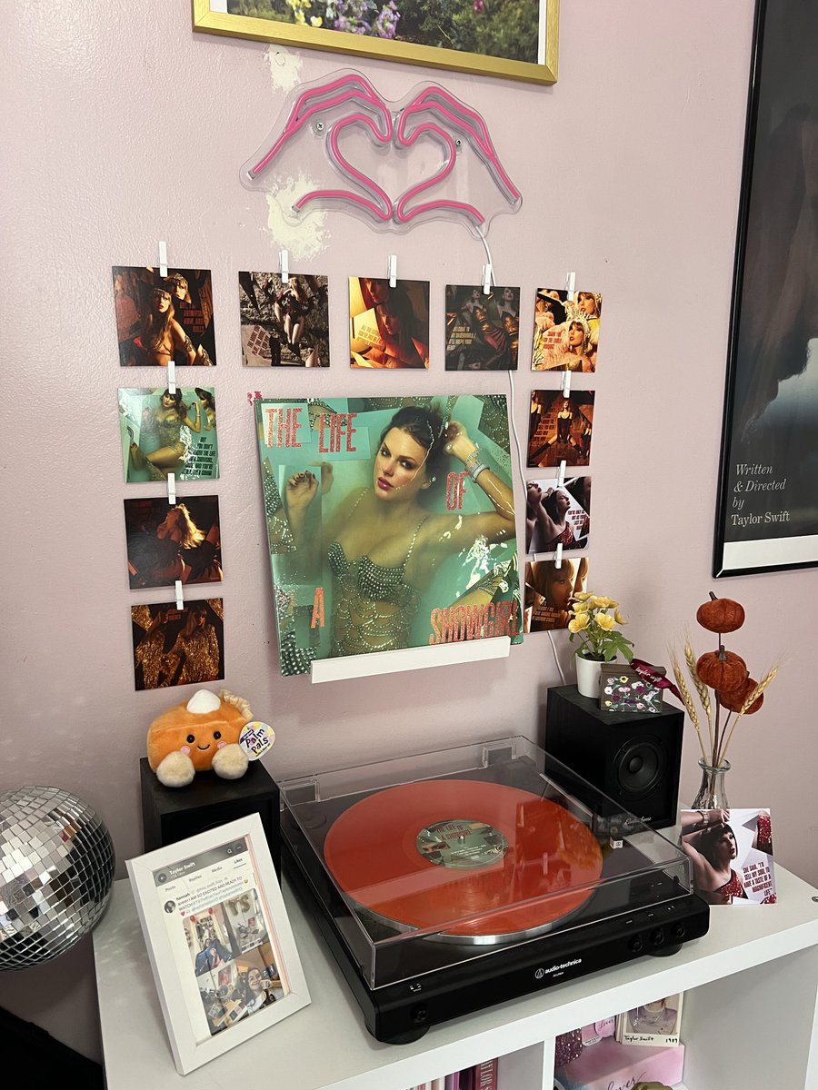 hiss_swift_hiss's tweet image. decided it was time to switch out my 1989 tv pictures for my TLOAS ones!! 🤭❤️🔥 #TSTheLifeofaShowgirl @taylornation13