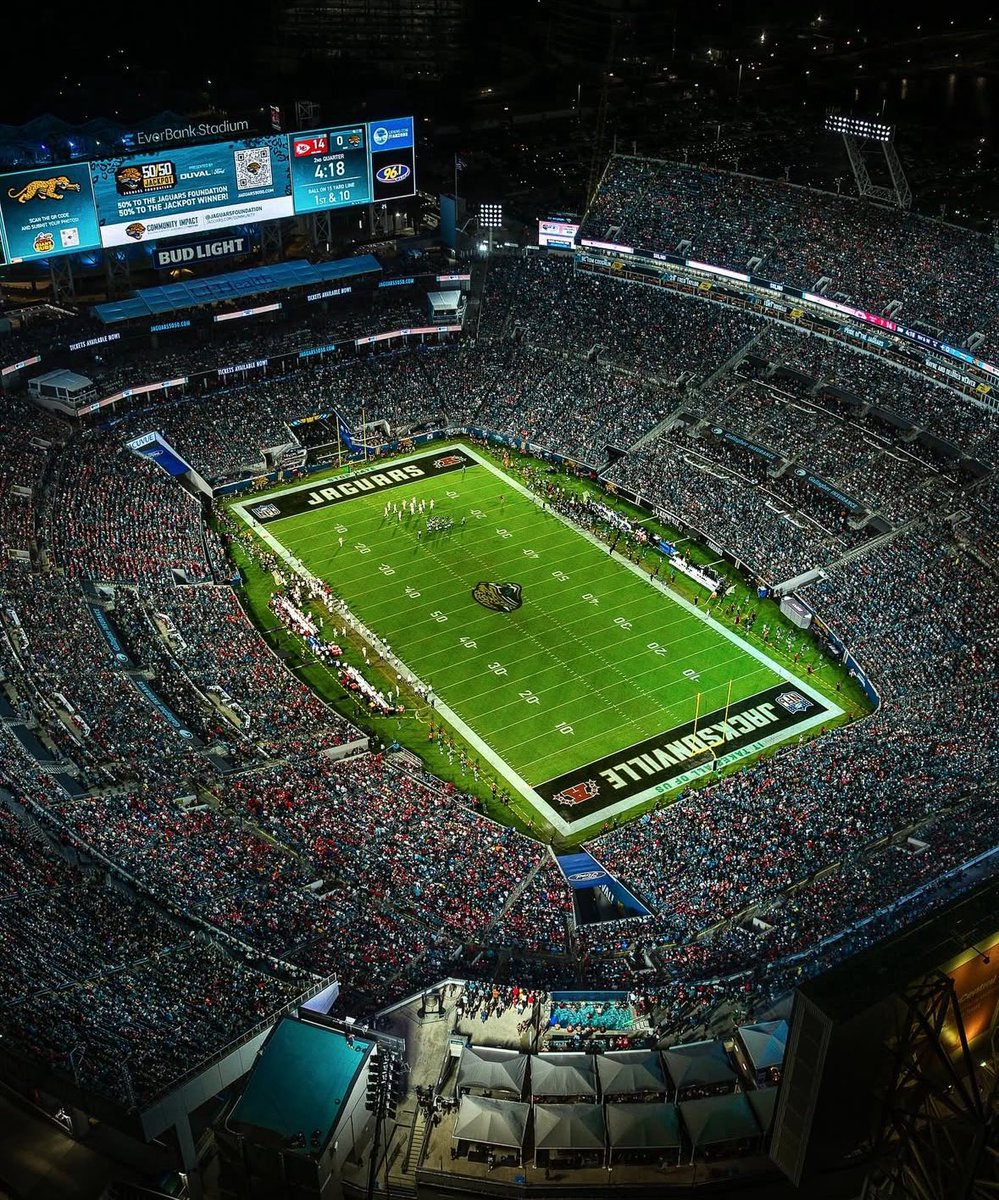 BoldCityBeat's tweet photo. Scenes from Monday night while the eyes of the country were upon Jacksonville. 🐆

📸: @EverBankStadium (IG) https://t.co/5hDQ7hwzOY