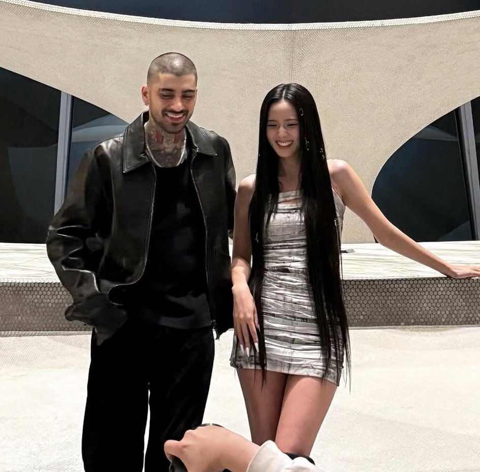 kchartsmaster's tweet image. &quot;EYES CLOSED&quot; by JISOO &amp;amp; ZAYN debuts at #1 on the Worldwide iTunes Song  Chart.