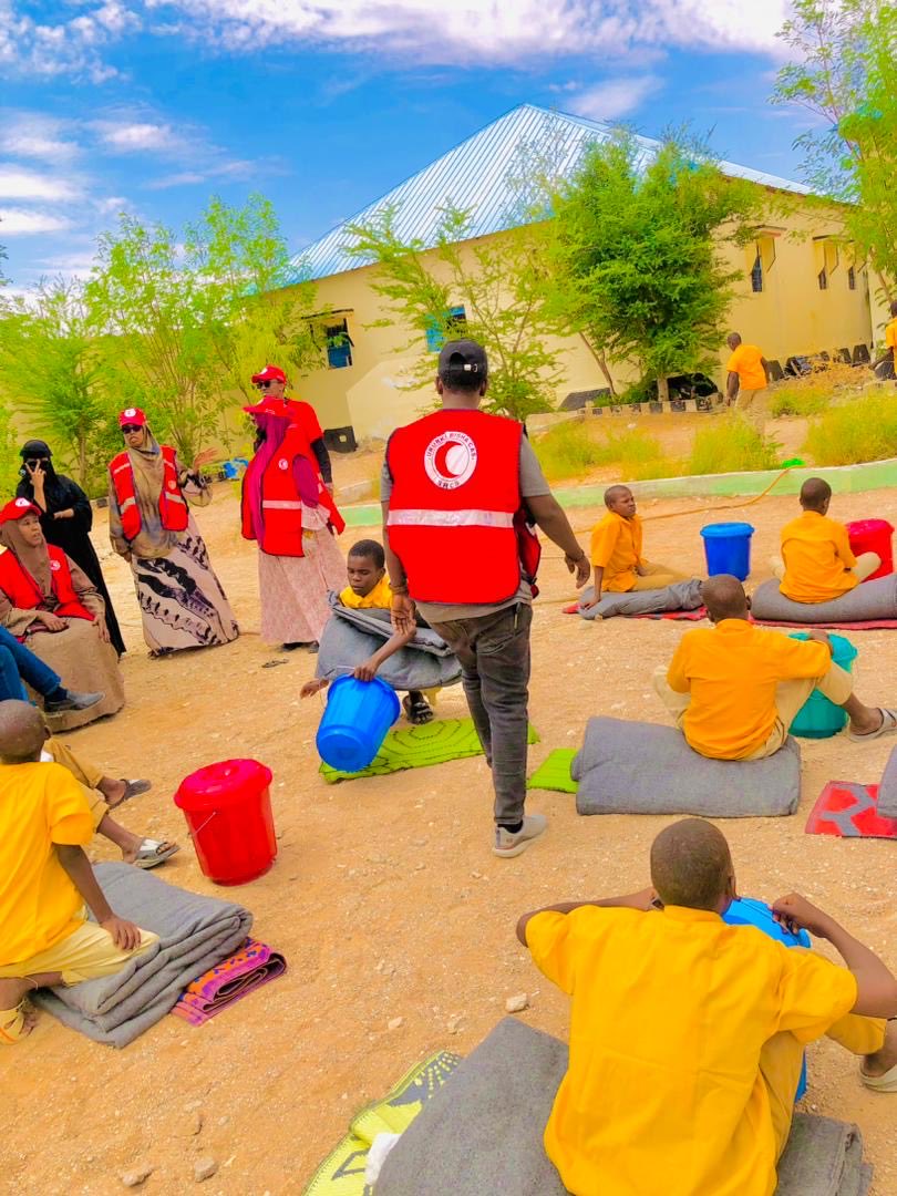In a humanitarian initiative addressing the urgent needs of vulnerable children, the Somali Red Crescent Society (#SRCS) Branch in #Garowe successfully provided critical support to 55 street children on 9 October 2025.

This targeted intervention demonstrates the SRCS's