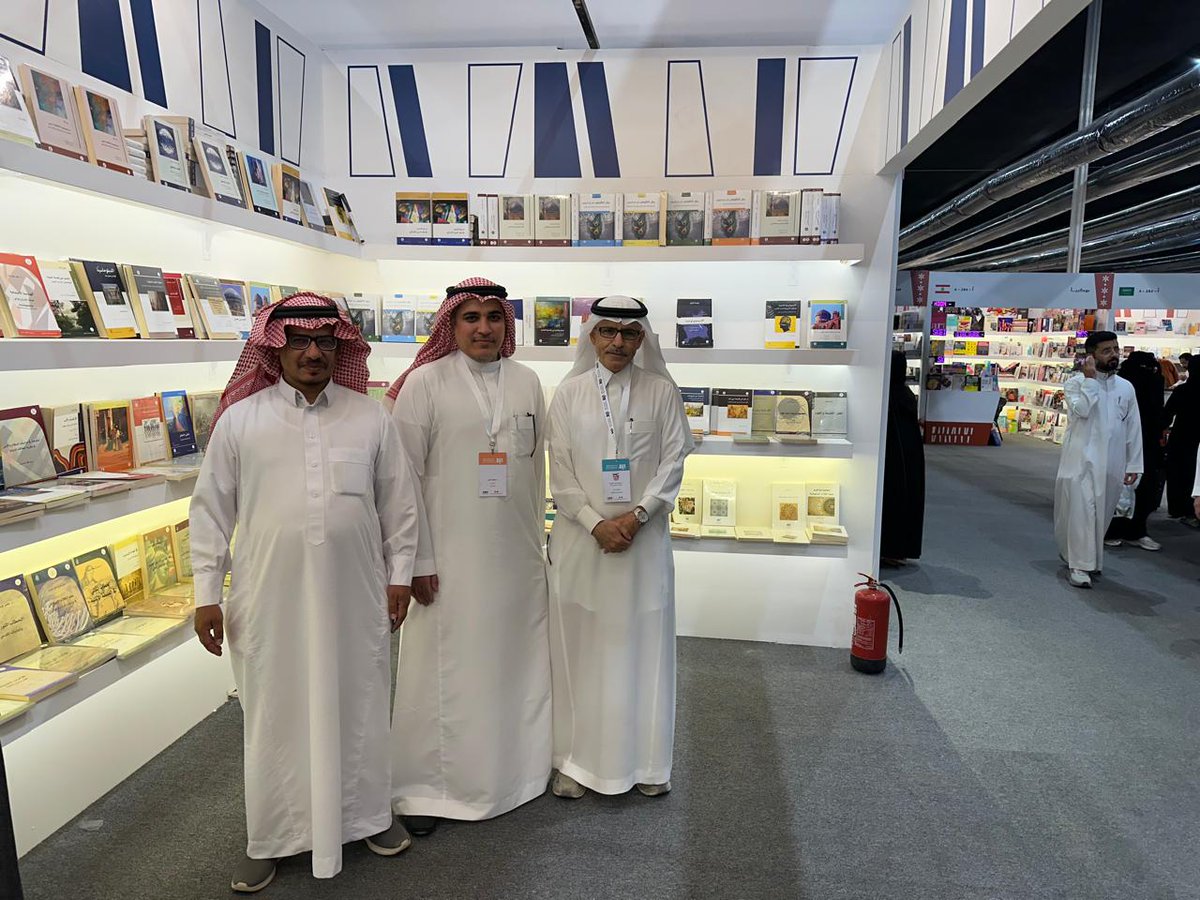 من أجمل مكاسب المعرض لقاء الأحبة...صدفة جميلة جمعتني الليلة بالنبيلين العزيزين د. عبدالمحسن <a href="/Prof_Aloqaili/">د. عبدالمحسن العقيلي</a> ود. إبراهيم <a href="/ibalfraih/">إبراهيم الفريح | Ibrahim Alfraih</a> في جناح الأخ البهي الحبيب أ.خالد <a href="/Rawafed_culture/">الروافد الثقافية & ابن النديم</a>