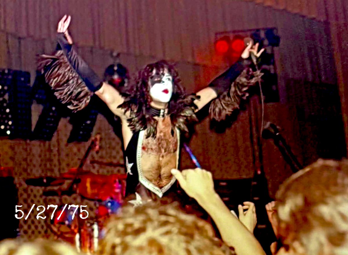 ssikfandk's tweet image. #KISStory : The #RockRev is on his pulpit. 
Sermon? About to begin. 
#Spokane
#DressedtoKill tour
#KISS: 1975