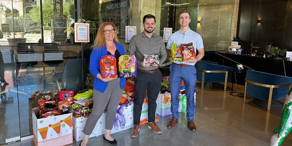 Big thanks to @LexiconBank for being a candy drop-off location! 🎃🍬 Help us bring safe trick-or-treat fun to kids across Vegas by dropping candy at Lexicon Bank or donate online: tinyurl.com/y64rdecr