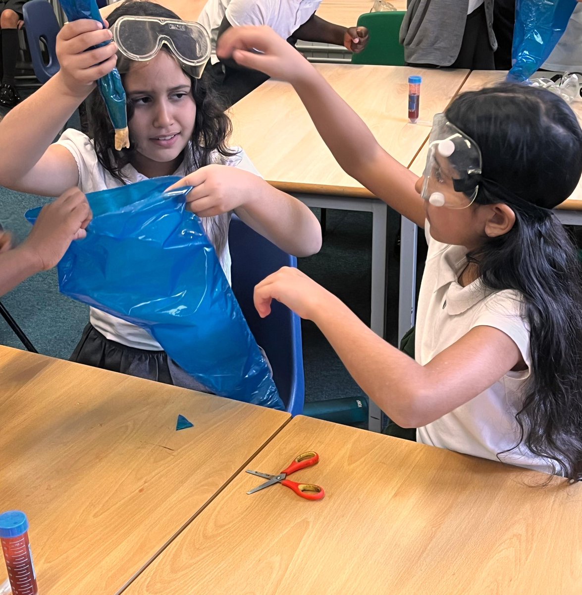 ManorParkSchSM1's tweet image. Year 4 Onyx in today’s science workshop! 
🧫🔭🔬
#weareLEO #MPPAscience