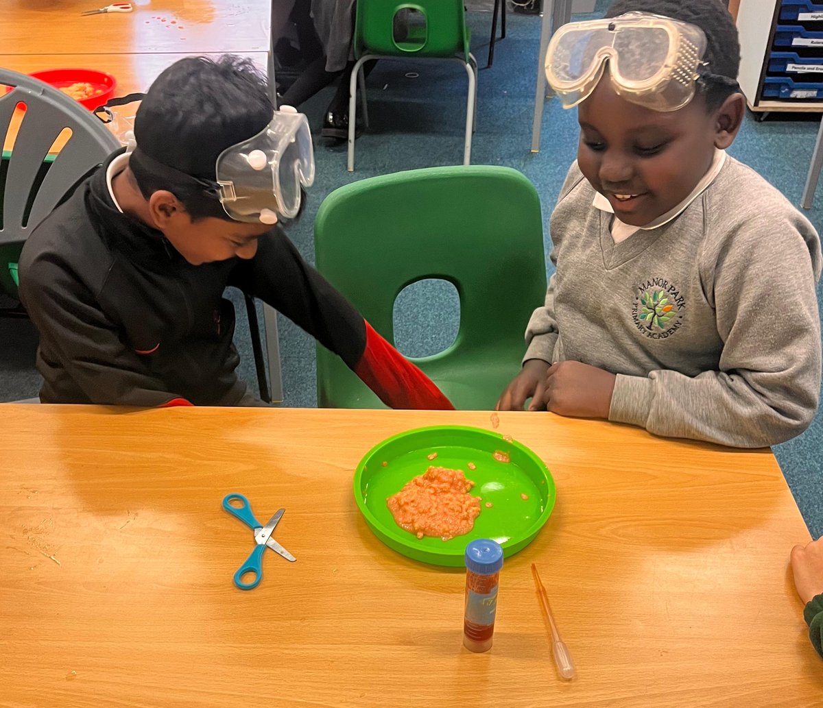 ManorParkSchSM1's tweet image. Year 4 Onyx in today’s science workshop! 
🧫🔭🔬
#weareLEO #MPPAscience